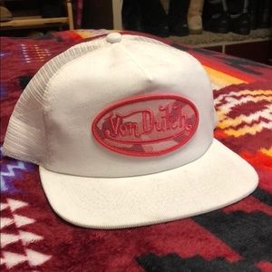 Von Dutch Accessories - Von Dutch white flat bill hat Von Dutch Accessories - Von Dutch white flat bill hat